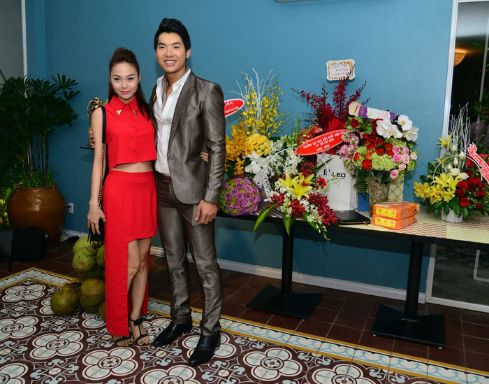 Khoảnh khắc khá “nghiêm túc” hiếm hoi của người đẹp với chủ nhân buổi tiệc. Khoảnh khắc khá “nghiêm túc” hiếm hoi của người đẹp với chủ nhân buổi tiệc.