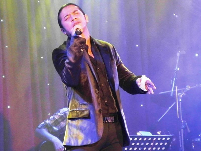 Cánh tay đang bị thương nhưng Kasim Hoàng Vũ vẫn máu lửa... Cánh tay đang bị thương nhưng Kasim Hoàng Vũ vẫn máu lửa...