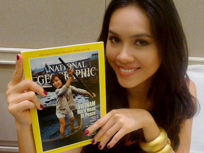 Hoàng My chia sẻ trên trang Facebook của mình lời động viên của BTC: "Chúng tôi biết các em buồn và cũng có chút áp lực khi chưa được chọn vào bất kỳ phần thi phụ nào, nhưng cuộc thi mới chỉ bắt đầu thôi, và số điểm 2 điểm từ Top model chỉ đóng một vai trò rất nhỏ. Phần điểm nhiều nhất các em có được là từ clip Hoa Hậu Nhân Ái và cuộc gặp gỡ với ban giám khảo. Những năm trước đã có hoa hậu đăng quang mà không lọt vào phần thi phụ nào". Trong ảnh: Hoàng My đang cầm trên tay quyển sách mà cô mang theo để tặng cho Thư viện thế giới.