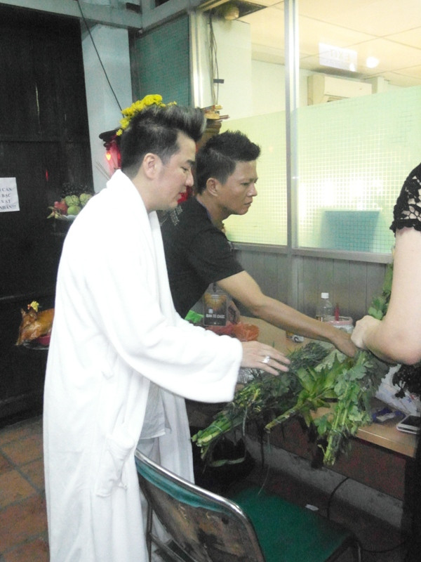 Dù khá bận rộn trước giờ biểu diễn nhưng Mr Đàm vẫn không quên một việc: Chuẩn bị hương hoa cho bàn thờ Tổ nghiệp.