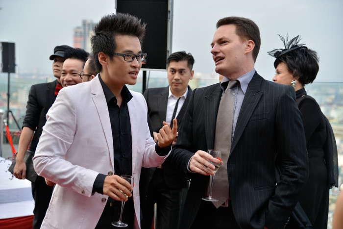 Hà Anh Tuấn đang "bắt cóc" chồng của ca sĩ Hồng Nhung. Hà Anh Tuấn đang "bắt cóc" chồng của ca sĩ Hồng Nhung.