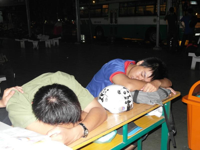 Trong các ngày thi Đại học, các bạn tình nguyện viên này làm việc từ 3 giờ sáng cho đến tận khuya. Xem đáp án môn Vật lí - Xem đáp án môn Toán - Xem đáp án môn Hóa - Xem đáp án môn Ngoại ngữ Khối A1