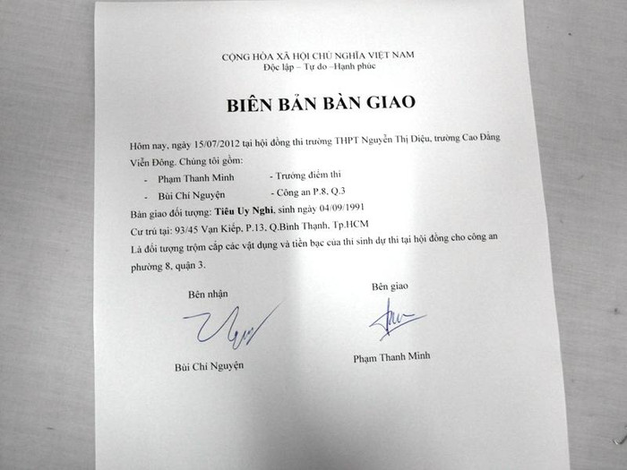 Giấy bàn giao Tiên Uy Nghi giữa Hội đồng tuyển sinh trường CĐ Viễn Đông và công an Phường 8, Quận 3, TP.HCM Giấy bàn giao Tiên Uy Nghi giữa Hội đồng tuyển sinh trường CĐ Viễn Đông và công an Phường 8, Quận 3, TP.HCM