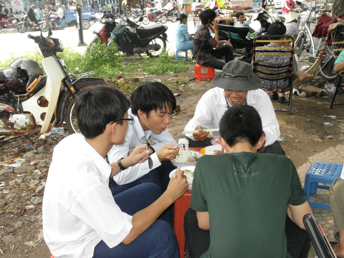 Nạp năng lương sau buổi thi môn Toán đầy khó khăn. (Xem đáp án môn Vật lí - Xem đáp án môn Toán)