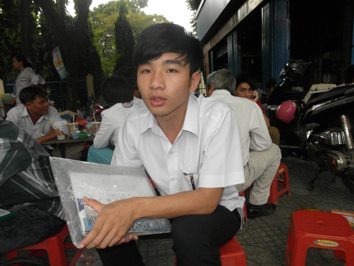 Bùi Quốc Hoàng (quê Đaklak) đang ngồi thư giãn chờ đến giờ thi môn Lý. (Xem đáp án môn Vật lí - Xem đáp án môn Toán)