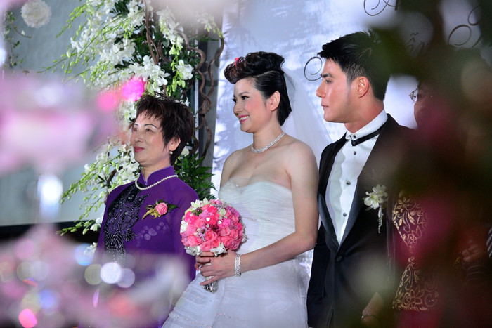 Và chiếc váy cưới màu trắng cho thấy một Thúy Vinh hoàn toàn khác với vẻ ngoại hình nam tính bấy lâu. Và chiếc váy cưới màu trắng cho thấy một Thúy Vinh hoàn toàn khác với vẻ ngoại hình nam tính bấy lâu.