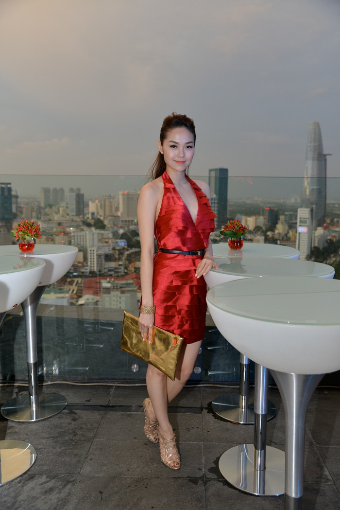 Cô thư thả tạo dáng trên tằng 26 của toà nhà Chill Sky. Cô thư thả tạo dáng trên tằng 26 của toà nhà Chill Sky.