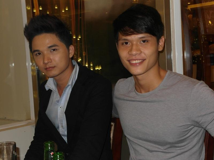 Diễn viên trẻ Xán Cường (phải) và người bạn. Diễn viên trẻ Xán Cường (phải) và người bạn.