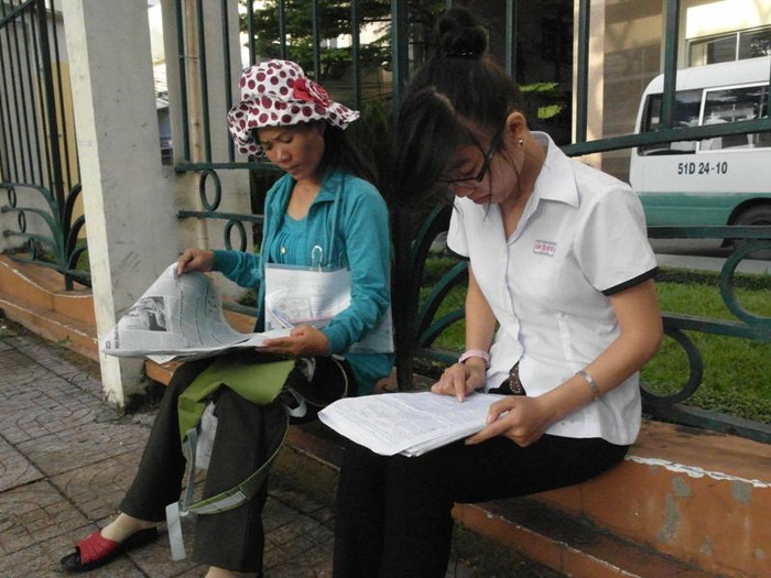 Con dò bài môn Hoá, mẹ đọc báo. Ảnh chụp trước Trường ĐH Sư Phạm TP.HCM. Xem đáp án môn Vật lí - Xem đáp án môn Toán - Xem đáp án môn Hóa