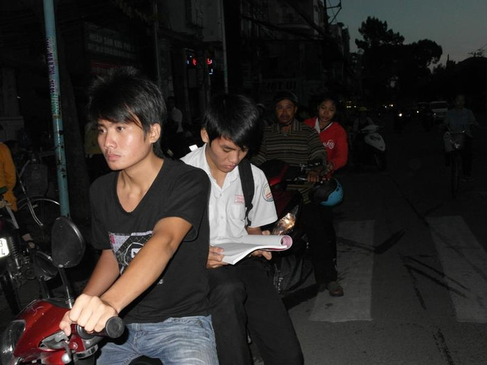 Những ngọn đèn chưa tắt, thí sinh Lê Minh Hoàng đã có mặt tại điểm thi Trường PTTH Võ Thị Sáu. Hoàng thi vào Trường ĐH Kinh tế TPHCM. Em đang tranh thủ ôn lại bài môn Hoá. Xem đáp án môn Vật lí - Xem đáp án môn Toán - Xem đáp án môn Hóa