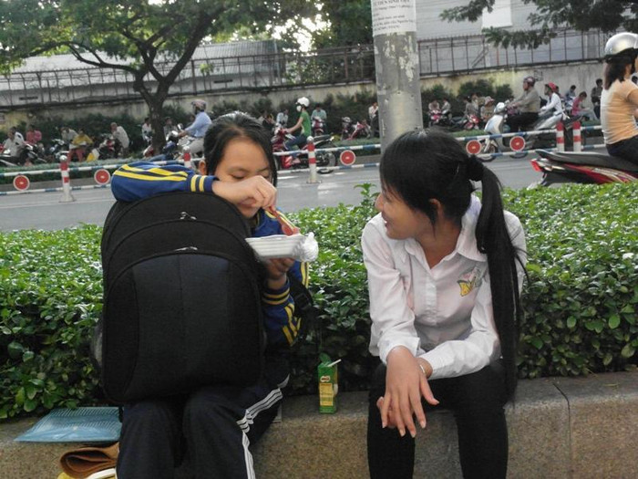 Tranh thủ ăn xôi lót dạ trước khi bước vào phòng thi. Xem đáp án môn Vật lí - Xem đáp án môn Toán - Xem đáp án môn Hóa