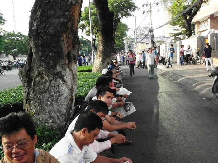 Phụ huynh đang ngồi chờ con thi xong môn Hoá sáng nay trước Trường ĐH Khoa học tự nhiên. Xem đáp án môn Vật lí - Xem đáp án môn Toán - Xem đáp án môn Hóa