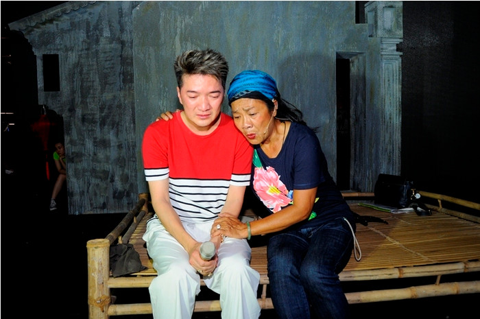 Xem liveshow Số phận – một tác phẩm nghệ thuật được Mr Đàm dốc nhiều công sức, tiền của…kỷ niêm chặng đường 15 ca hát của mình, khán giả sẽ thấy những giọt nước mắt rất thật của anh: những giọt nước mắt buồn tủi khi nhớ về quá khứ buồn, giọt nước` mắt hạnh phúc vì sự thành đạt cho hôm nay. Xem liveshow Số phận – một tác phẩm nghệ thuật được Mr Đàm dốc nhiều công sức, tiền của…kỷ niêm chặng đường 15 ca hát của mình, khán giả sẽ thấy những giọt nước mắt rất thật của anh: những giọt nước mắt buồn tủi khi nhớ về quá khứ buồn, giọt nước` mắt hạnh phúc vì sự thành đạt cho hôm nay.