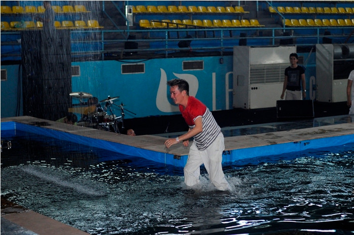 Đàm lội sông dưới cơn mưa chiều tầm tã…. Đàm lội sông dưới cơn mưa chiều tầm tã….