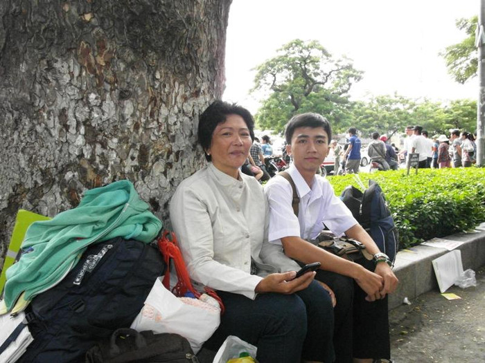 Mẹ thí sinh Trần Trọng Nguyễn rất vui vì con làm được bài. Nguyễn cho biết: “Đề thi khá dễ. Trong 50 câu thì có 22 câu lý thuyết sát chương trình, chỉ cần học bài kỹ là làm trên 5 điểm”. Xem đáp án môn Vật lí - Xem đáp án môn Toán - Xem đáp án môn Hóa - Xem đáp án môn Ngoại ngữ Khối A1 Mẹ thí sinh Trần Trọng Nguyễn rất vui vì con làm được bài. Nguyễn cho biết: “Đề thi khá dễ. Trong 50 câu thì có 22 câu lý thuyết sát chương trình, chỉ cần học bài kỹ là làm trên 5 điểm”. Xem đáp án môn Vật lí - Xem đáp án môn Toán - Xem đáp án môn Hóa - Xem đáp án môn Ngoại ngữ Khối A1