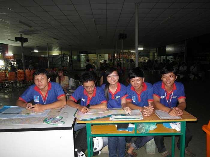 Trong khi đó, ngoài bến xe Miền Đông, các sinh viên tình nguyện vẫn tiếp tục nhiệm vụ chờ, đón thí sinh. Trong ảnh, từ trái qua là các tình nguyện viên: Nguyễn Đức Tuân, Nguyễn Thị Mỹ Linh, Trần Đức Chuyên, Nguyễn Thế Tiến, Phan Trần Tùng Sơn. Xem đáp án môn Vật lí - Xem đáp án môn Toán - Xem đáp án môn Hóa - Xem đáp án môn Ngoại ngữ Khối A1