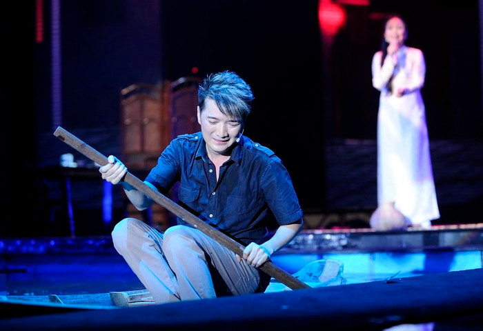 Giọt nước mắt rất thật, tiếng gào thét thảng thốt vì số phận nghèo khổ của chàng trai được Đàm thể hiện bằng chính cảm xúc anh từng trải qua từ thuở hàn vi. Giọt nước mắt rất thật, tiếng gào thét thảng thốt vì số phận nghèo khổ của chàng trai được Đàm thể hiện bằng chính cảm xúc anh từng trải qua từ thuở hàn vi.