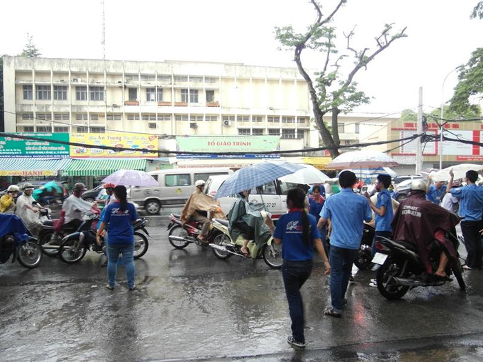Dù mưa lớn nhưng các thí sinh vẫn đến điểm thi rất đúng giờ. XEM ĐÁP ÁN MÔN VĂN KHỐI D 2012 - ĐÁP ÁN MÔN SINH KHỐI B 2012 - ĐÁP ÁN ĐỀ THI VĂN KHỐI C 2012 Dù mưa lớn nhưng các thí sinh vẫn đến điểm thi rất đúng giờ. XEM ĐÁP ÁN MÔN VĂN KHỐI D 2012 - ĐÁP ÁN MÔN SINH KHỐI B 2012 - ĐÁP ÁN ĐỀ THI VĂN KHỐI C 2012