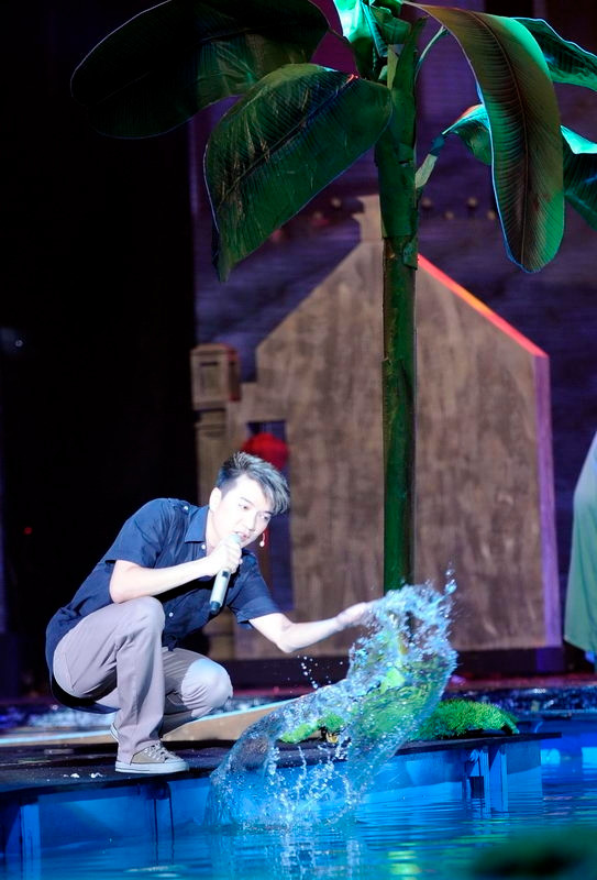 Trong khung cảnh quê, có bụi chuối, bến sông, Mr Đàm và Cẩm Ly đã trải lòng qua các ca khúc “xưa cũ”: Cây đàn bỏ quên, Nếu chúng mình cách trở, Liên khúc Không bao giờ quên anh, Liên khúc: Trong tầm mắt đời - Xót xa - Đoạn buồn cho tôi - Ngày buồn, Dấu chân kỷ niệm. Trong khung cảnh quê, có bụi chuối, bến sông, Mr Đàm và Cẩm Ly đã trải lòng qua các ca khúc “xưa cũ”: Cây đàn bỏ quên, Nếu chúng mình cách trở, Liên khúc Không bao giờ quên anh, Liên khúc: Trong tầm mắt đời - Xót xa - Đoạn buồn cho tôi - Ngày buồn, Dấu chân kỷ niệm.