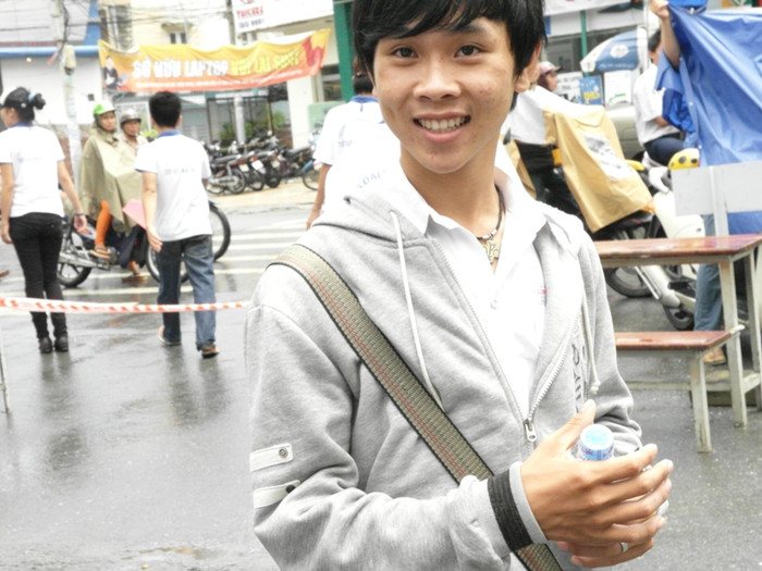 Nụ cười đầy tự tin trước giờ thi môn Lý của một thí sinh. Xem đáp án ĐH Khối A, môn Vật lí - Xem đáp án ĐH Khối A, môn Toán - Xem đáp án DH Khối A, môn Hóa Nụ cười đầy tự tin trước giờ thi môn Lý của một thí sinh. Xem đáp án ĐH Khối A, môn Vật lí - Xem đáp án ĐH Khối A, môn Toán - Xem đáp án DH Khối A, môn Hóa