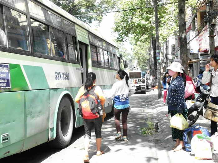 Những bước chân cuống quýt, mừng rỡ khi thấy xe buýt đến. Những ông bố, bà mẹ, sĩ tử này đi xe buýt ra đến bến xe miền Tây, xong phải đi thêm một chặng xe nữa, mới về quê quê đựơc. Xem đáp án môn Vật lí - Xem đáp án môn Toán - Xem đáp án môn Hóa - Xem đáp án môn Ngoại ngữ Khối A1
