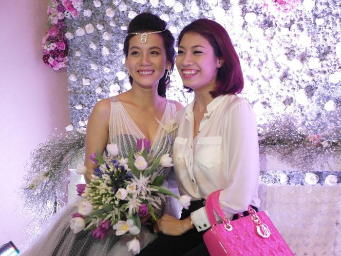 Có rất nhiều bạn bè thuộc giới nghệ sĩ của chú rế đến dự. Trong ảnh: Ca sĩ Pha Lê đang nói lời chúc mừng cho tân nương Trần Kim Thanh.