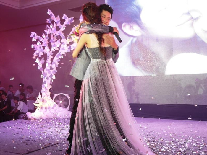 Cái ôm rất chặt dành cho người vợ hiền…