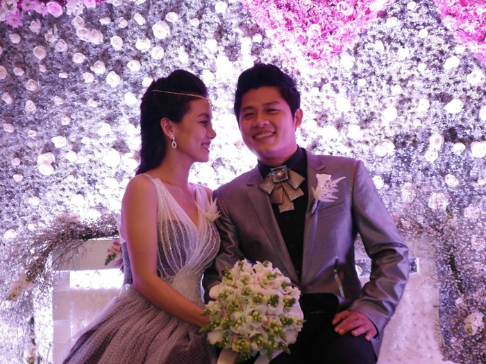 Chú rể năm nay 30 tuổi và cô dâu kém hơn 5 tuổi. Nhạc sĩ Nguyễn Văn Chung cho biết: “Tôi sẽ có con sau 3 năm nữa. Bây giờ chúng tôi muốn tận hưởng hạnh phúc”.