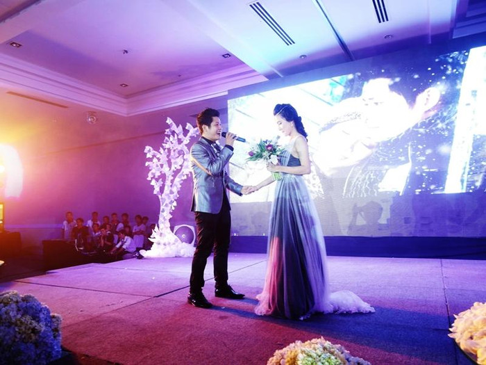Mở đầu buổi lễ thành hôn, Nguyễn Văn Chung đã hát tặng cho vợ mình ca khúc Dù anh không phải thiên thần.