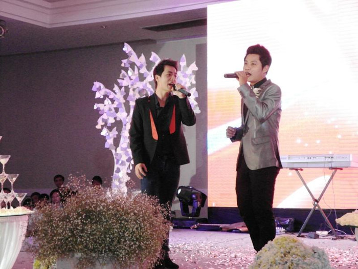 Đăng Khôi hát cùng chú rể ca khúc Nỗi đau ban phép màu.