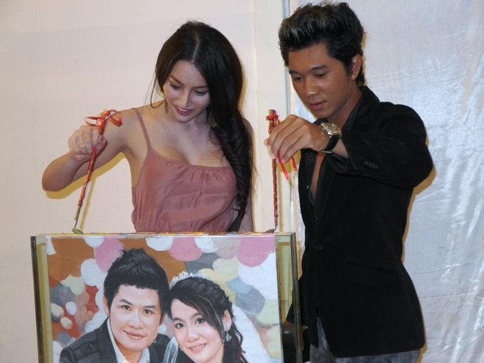 Lương Bằng Quang và bạn gái đang đổ cát hạnh phúc chúc mừng nhạc sĩ Nguyễn Văn Chung.