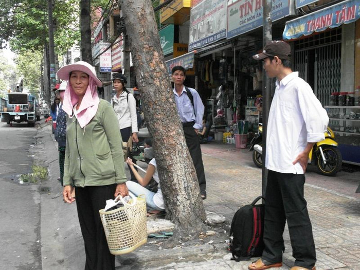 Một bà mẹ quê đang cùng con trai đón xe về lại miền Tây sông nước. Xem đáp án môn Vật lí - Xem đáp án môn Toán - Xem đáp án môn Hóa - Xem đáp án môn Ngoại ngữ Khối A1