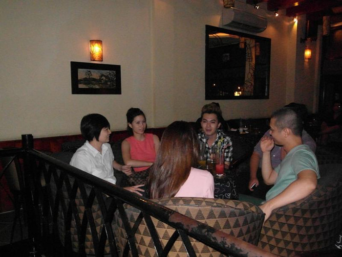Câu chuyện cứ tiếp tục, dù trời đã khuya, hơn 1 giờ. Câu chuyện cứ tiếp tục, dù trời đã khuya, hơn 1 giờ.