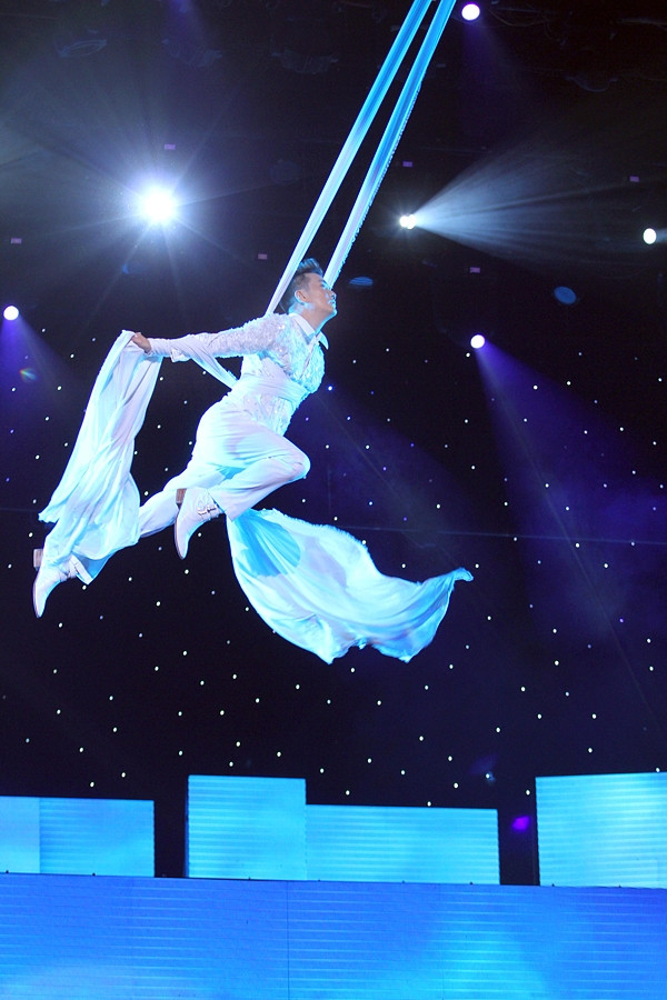 Màn bay ấn tượng của Mr Đàm, nhận được nhiều tráng pháo tay của khán giả. Màn bay ấn tượng của Mr Đàm, nhận được nhiều tráng pháo tay của khán giả.