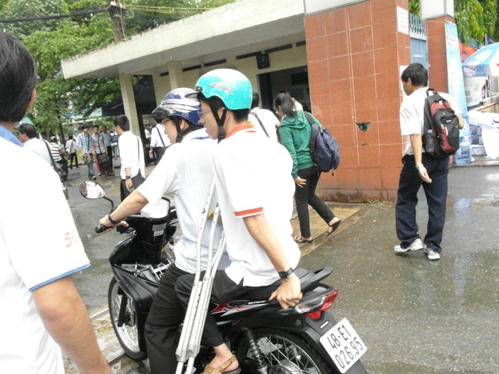 Thí sinh đặc biệt này được bố chở vào tận phòng thi. Xem đáp án ĐH Khối A, môn Vật lí - Xem đáp án ĐH Khối A, môn Toán - Xem đáp án DH Khối A, môn Hóa Thí sinh đặc biệt này được bố chở vào tận phòng thi. Xem đáp án ĐH Khối A, môn Vật lí - Xem đáp án ĐH Khối A, môn Toán - Xem đáp án DH Khối A, môn Hóa