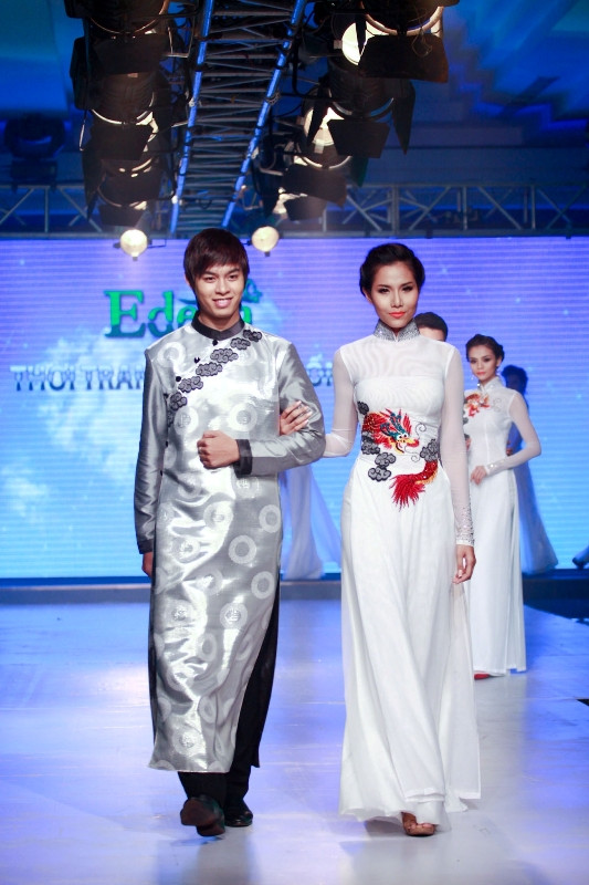 Giải vàng Siêu mẫu năm 2011 Mạnh Hiệp (trái). Giải vàng Siêu mẫu năm 2011 Mạnh Hiệp (trái).