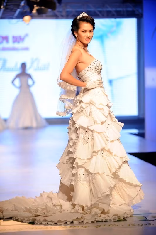 Dù đã có gia đình, có con trai 5 tuổi nhưng khi diện áo cưới, cựu người mẫu Anh Thư vẫn rạng ngời.