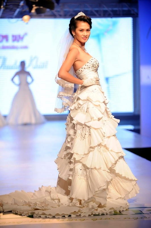 Dù đã có gia đình, có con trai 5 tuổi nhưng khi diện áo cưới, cựu người mẫu Anh Thư vẫn rạng ngời. Dù đã có gia đình, có con trai 5 tuổi nhưng khi diện áo cưới, cựu người mẫu Anh Thư vẫn rạng ngời.