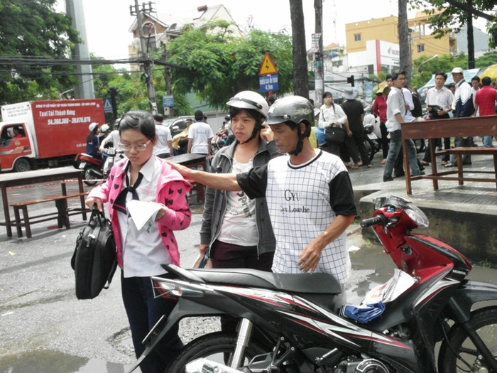 Cô bé này được cả bố, mẹ “hộ tống”. Ông bố xoa vai con gái:“Ráng làm bài tốt nha con!”. Xem đáp án ĐH Khối A, môn Vật lí - Xem đáp án ĐH Khối A, môn Toán - Xem đáp án DH Khối A, môn Hóa Cô bé này được cả bố, mẹ “hộ tống”. Ông bố xoa vai con gái:“Ráng làm bài tốt nha con!”. Xem đáp án ĐH Khối A, môn Vật lí - Xem đáp án ĐH Khối A, môn Toán - Xem đáp án DH Khối A, môn Hóa