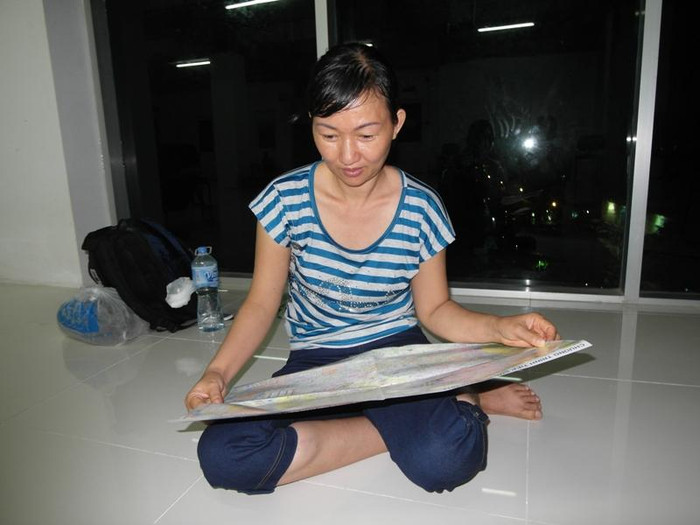 Chị Ngân hào hứng: “Tôi theo con trai từ hôm thi khối A cơ. Đợt 1 con trai tôi làm bài tốt lắm, chắc đậu vào ĐH Bách khoa TP.HCM. Chính vì vậy, nó không muốn thi tiếp vào ĐH Sư phạm. Tôi thuyết phục mãi mới chịu đi thi đấy!”. Xem đáp án môn Vật lí - Xem đáp án môn Toán - Xem đáp án môn Hóa - Xem đáp án môn Ngoại ngữ Khối A1