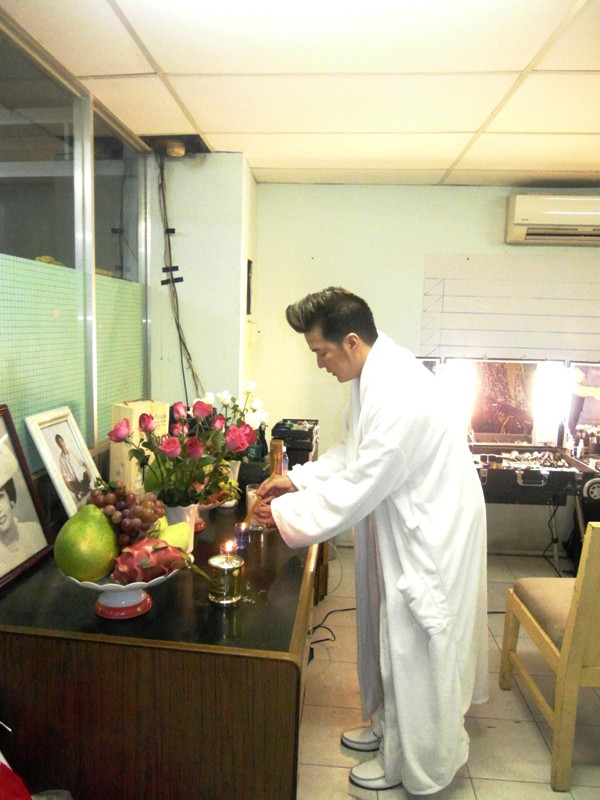 Theo yêu cầu của Mr Đàm, nhân viên này đã lùi ra phía sau…