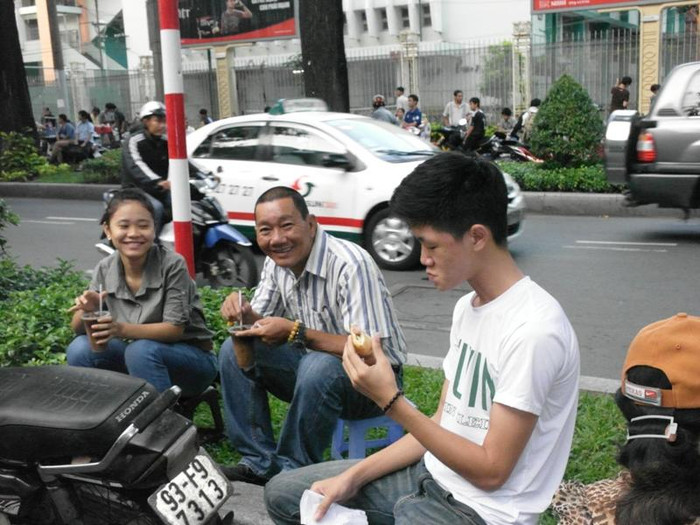 Lê Hoàng Quốc Việt, gốc Đà Nẵng nuốt vội miếng bánh mì, chuẩn bị cho môn thi Vẽ. Ảnh chụp trước cổng trường ĐH Kiến Trúc. Xem đáp án môn Vật lí - Xem đáp án môn Toán - Xem đáp án môn Hóa