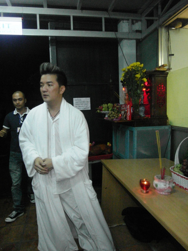 Sau đó, Mr Đàm đã vào phòng đặc biệt nhất ở khu hậu trường sân khấu Lan Anh.