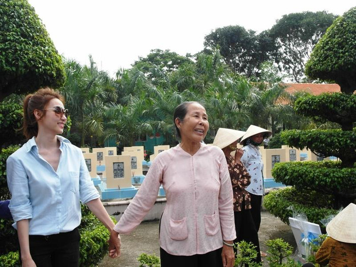 Một má liệt sỹ nắm tay Ngân Khánh rất lâu… Một má liệt sỹ nắm tay Ngân Khánh rất lâu…