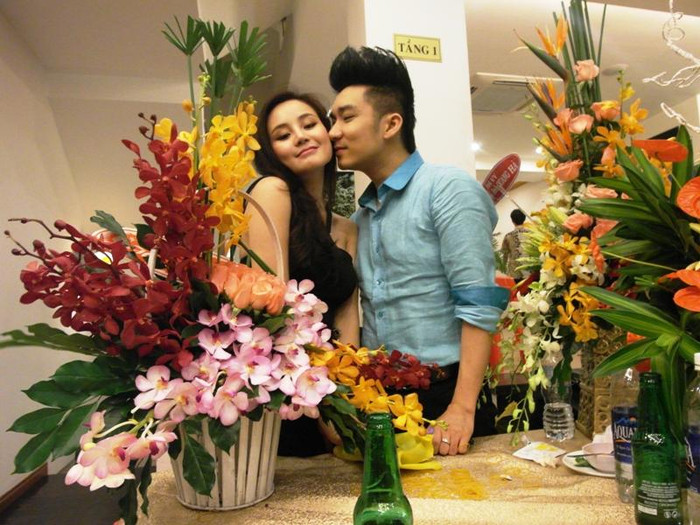 Ca sĩ Vy Oanh làm dáng tình tứ với Quang Hà trước ống kính của phóng viên. Ca sĩ Vy Oanh làm dáng tình tứ với Quang Hà trước ống kính của phóng viên.