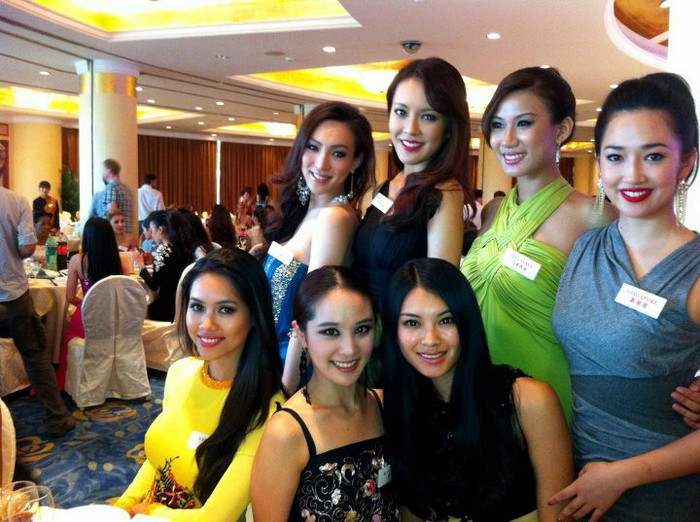 Ngay buổi tối cùng ngày, Hoàng My trong tà áo dài vàng hoa cúc nền nã của nhà thiết kế Thuận Việt, đã đến tham dự một buổi tiệc từ thiện cùng đại diện nhan sắc các nước khác. Ngay buổi tối cùng ngày, Hoàng My trong tà áo dài vàng hoa cúc nền nã của nhà thiết kế Thuận Việt, đã đến tham dự một buổi tiệc từ thiện cùng đại diện nhan sắc các nước khác.