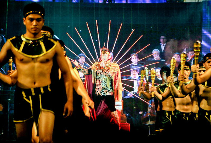 Xem liveshow của Mr Đàm, khán giả có cảm giác như đang xem một quyển nhật ký, rất chân thật và cảm động. Mở màn liveshow, Hương Thảo bước ra sân khấu cùng với dàn đồng ca. Qua giọng đọc chầm chậm, truyền cảm của Hồ Ngọc Hà, chân dung chủ nhân liveshow được vẽ lên. Đột ngột sân khấu bùng lên những ngọn lửa, 30 chục thanh niên lực lưỡng, tay cầm đuốc bước ra. Trong trang phục đại đế La Mã hùng dũng, Mr Đàm tiến ra… Xem liveshow của Mr Đàm, khán giả có cảm giác như đang xem một quyển nhật ký, rất chân thật và cảm động. Mở màn liveshow, Hương Thảo bước ra sân khấu cùng với dàn đồng ca. Qua giọng đọc chầm chậm, truyền cảm của Hồ Ngọc Hà, chân dung chủ nhân liveshow được vẽ lên. Đột ngột sân khấu bùng lên những ngọn lửa, 30 chục thanh niên lực lưỡng, tay cầm đuốc bước ra. Trong trang phục đại đế La Mã hùng dũng, Mr Đàm tiến ra…