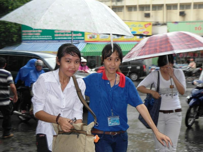 Một tình nguyện viên Tiếp sức mùa thi đang cầm dù che mưa cho thí sính vào phòng thi. XEM ĐÁP ÁN MÔN VĂN KHỐI D 2012 - ĐÁP ÁN MÔN SINH KHỐI B 2012 - ĐÁP ÁN ĐỀ THI VĂN KHỐI C 2012 Một tình nguyện viên Tiếp sức mùa thi đang cầm dù che mưa cho thí sính vào phòng thi. XEM ĐÁP ÁN MÔN VĂN KHỐI D 2012 - ĐÁP ÁN MÔN SINH KHỐI B 2012 - ĐÁP ÁN ĐỀ THI VĂN KHỐI C 2012
