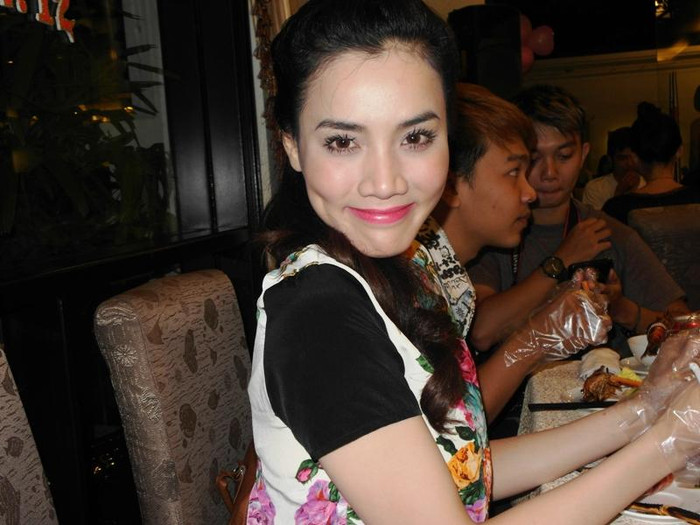 Trang Nhung rất thích thú với phần thưởng bất ngờ. Trang Nhung rất thích thú với phần thưởng bất ngờ.