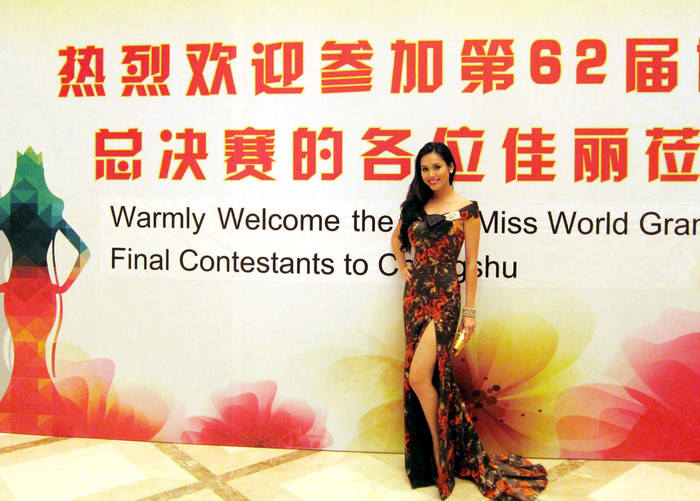 Tạo dáng, khoe chân dài gợi cảm trước ống kính của các phóng viên quốc tế.